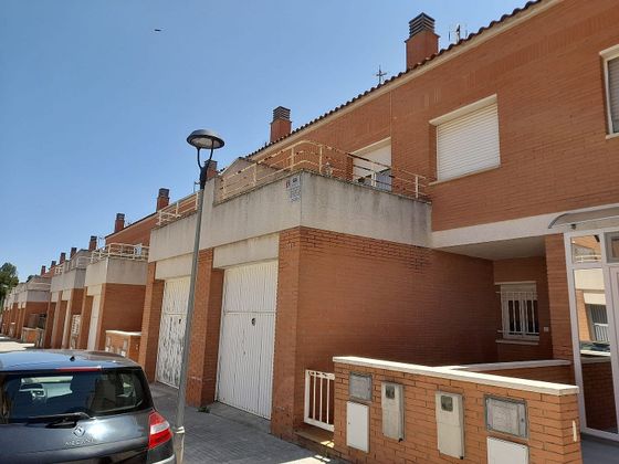Foto 2 de Casa adosada en venta en calle Miralpeix de 4 habitaciones con garaje