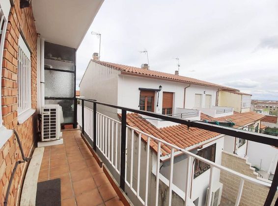 Foto 2 de Pis en lloguer a Valmojado de 3 habitacions amb terrassa i balcó