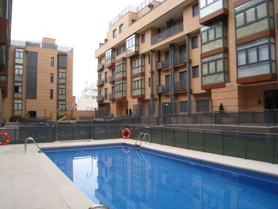 Foto 2 de Estudi en venda a calle De Valderribas amb piscina i garatge