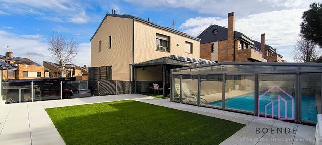 Foto 1 de Xalet en venda a Zona Europa de 4 habitacions amb piscina i jardí