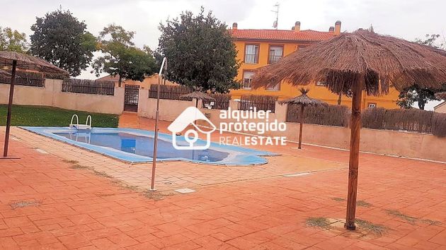 Foto 2 de Piso en venta en calle De Los Oficios de 2 habitaciones con piscina y garaje