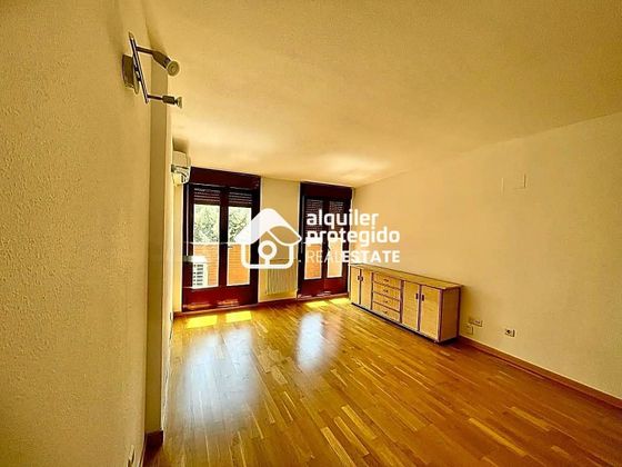 Foto 2 de Venta de piso en Villalba Estación de 2 habitaciones con terraza y piscina