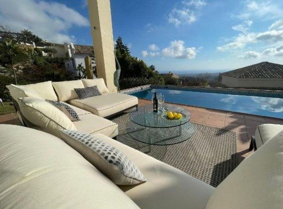 Foto 1 de Alquiler de chalet en Istán de 3 habitaciones con terraza y piscina