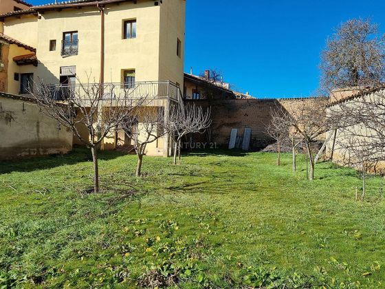 Foto 1 de Casa adosada en venta en Berlanga de Duero de 6 habitaciones con terraza y jardín