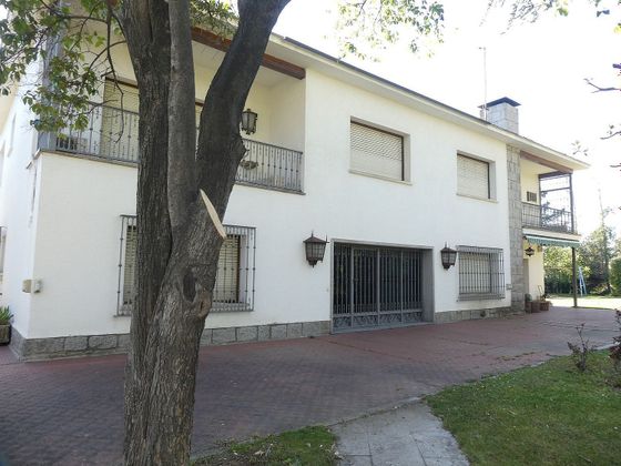 Foto 2 de Venta de chalet en Mirasierra de 8 habitaciones con terraza y garaje