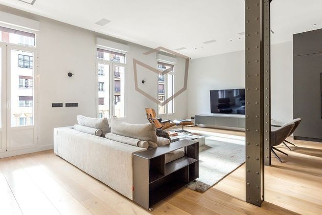 Foto 2 de Piso en alquiler en Recoletos de 3 habitaciones con muebles y balcón