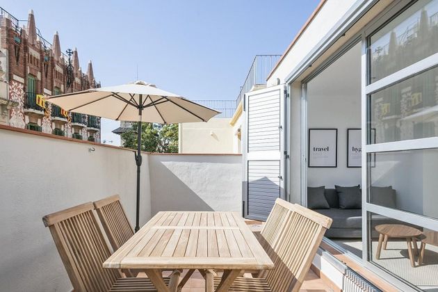 Foto 1 de Àtic en lloguer a Vila de Gràcia de 1 habitació amb terrassa i mobles
