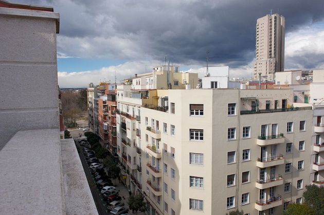 Foto 1 de Àtic en lloguer a calle Lope de Rueda de 2 habitacions amb terrassa i piscina