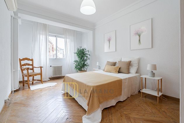 Foto 1 de Pis en venda a calle De Eugenio Salazar de 4 habitacions amb terrassa i aire acondicionat