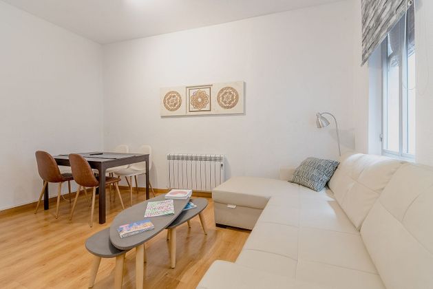 Foto 2 de Alquiler de piso en Embajadores - Lavapiés de 1 habitación con terraza y muebles