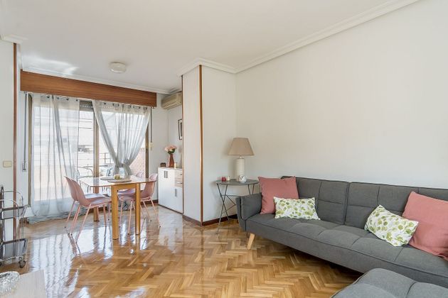 Foto 2 de Ático en alquiler en Cuatro Caminos de 1 habitación con terraza y muebles