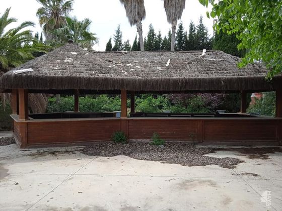 Foto 2 de Local en venda a Domeño amb terrassa i piscina
