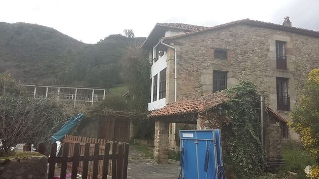 Foto 1 de Casa en venta en Corvera de Toranzo de 3 habitaciones con jardín