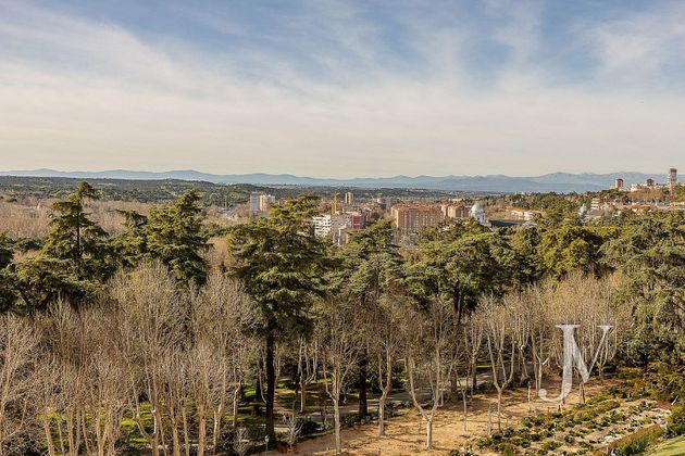 Foto 2 de Àtic en venda a Palacio de 5 habitacions amb terrassa i garatge