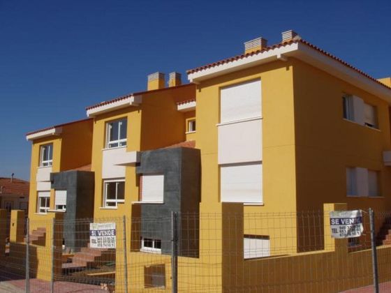 Foto 2 de Casa adosada en venta en Torrejón del Rey de 4 habitaciones con garaje y jardín