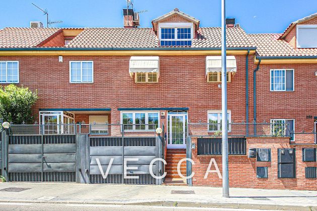 Foto 2 de Casa adossada en lloguer a Valdezarza de 6 habitacions amb terrassa i garatge