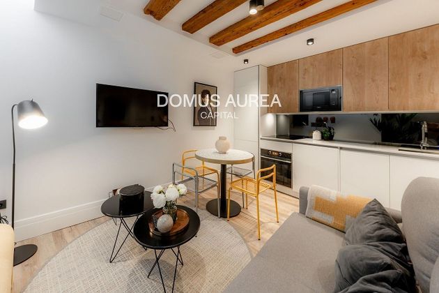 Foto 2 de Ático en alquiler en Universidad - Malasaña de 2 habitaciones con muebles y aire acondicionado