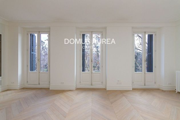 Foto 2 de Piso en alquiler en Jerónimos de 3 habitaciones con balcón y aire acondicionado