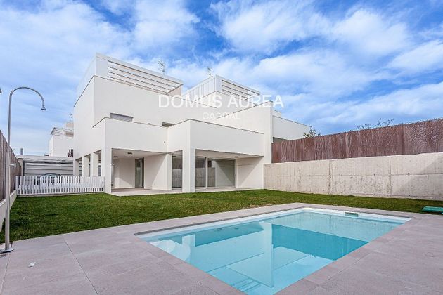 Foto 1 de Alquiler de chalet en Valdemarín de 3 habitaciones con terraza y piscina