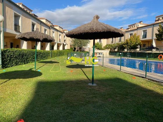 Foto 2 de Casa adossada en venda a Casco Urbano de 3 habitacions amb piscina i garatge