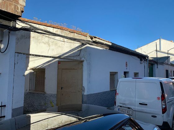 Foto 1 de Casa adosada en venta en calle Almendralejos de 3 habitaciones con garaje y jardín