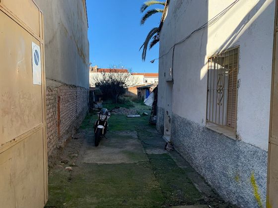 Foto 2 de Casa adossada en venda a calle Almendralejos de 3 habitacions amb garatge i jardí