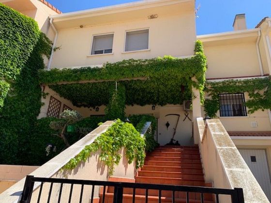 Foto 2 de Casa adossada en venda a calle Antonia de Blas de Quer de 4 habitacions amb terrassa i garatge