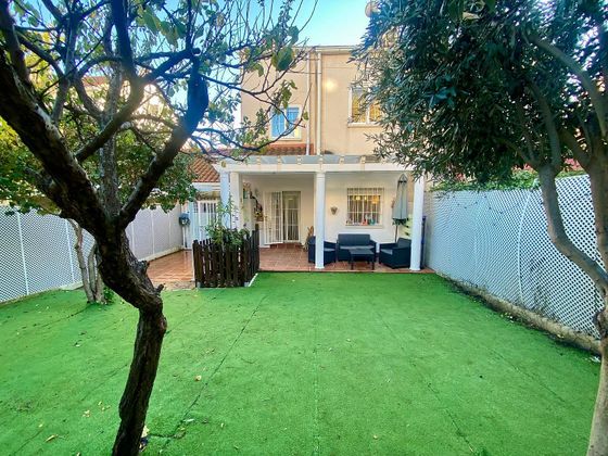 Foto 2 de Casa adossada en venda a Cobeña de 4 habitacions amb jardí i aire acondicionat