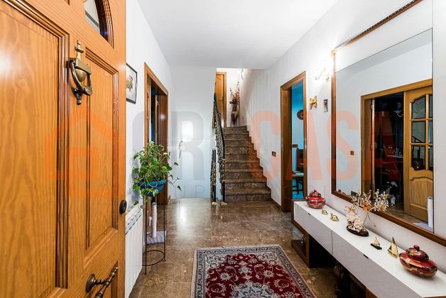 Foto 2 de Casa en venta en Cervelló de 6 habitaciones con terraza y jardín