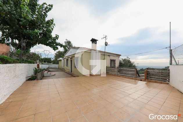Foto 1 de Venta de casa en Santa Coloma de Cervelló de 4 habitaciones con terraza y jardín