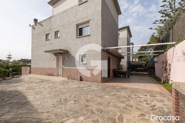 Foto 2 de Casa en venta en Sant Vicenç dels Horts de 4 habitaciones con terraza y jardín