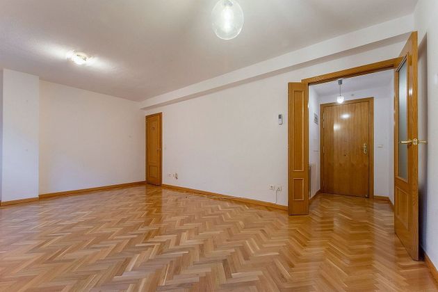 Foto 2 de Venta de piso en calle De la Dehesa de Vicalvaro de 2 habitaciones con piscina y garaje