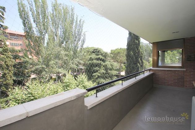 Foto 2 de Alquiler de piso en Mirasierra de 5 habitaciones con terraza y piscina