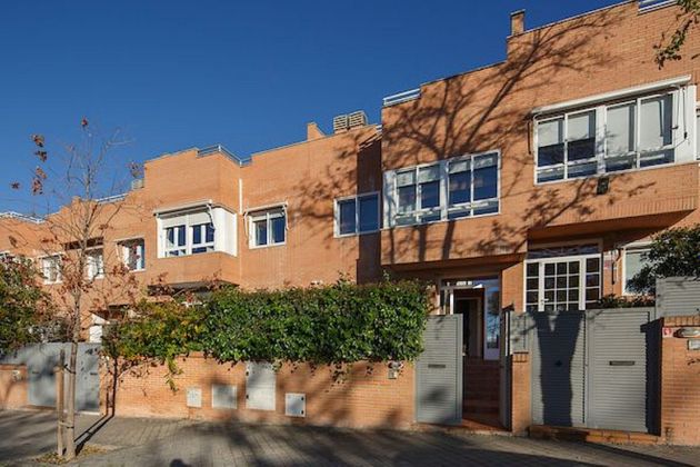 Foto 1 de Venta de casa adosada en calle De Peña del Águila de 4 habitaciones con terraza y piscina