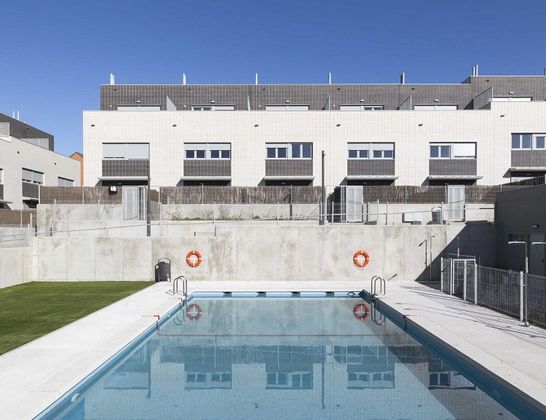 Foto 1 de Casa adossada en venda a Hispanoamérica - Comunidades de 4 habitacions amb terrassa i piscina