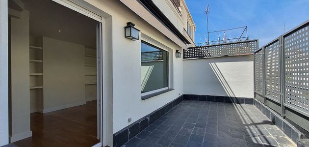 Foto 1 de Ático en alquiler en calle De Espartinas de 2 habitaciones con terraza y garaje
