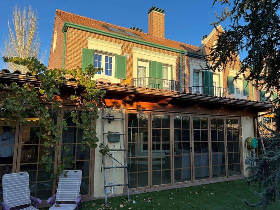 Foto 1 de Casa en venta en El Encinar de los Reyes de 6 habitaciones con terraza y piscina