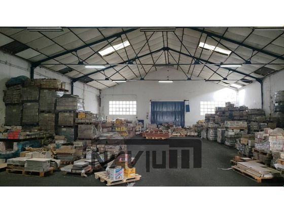 Foto 1 de Nau en venda a Zona Industrial de 605 m²