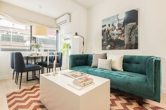 Foto 1 de Alquiler de piso en calle Del General Margallo de 2 habitaciones con muebles y aire acondicionado