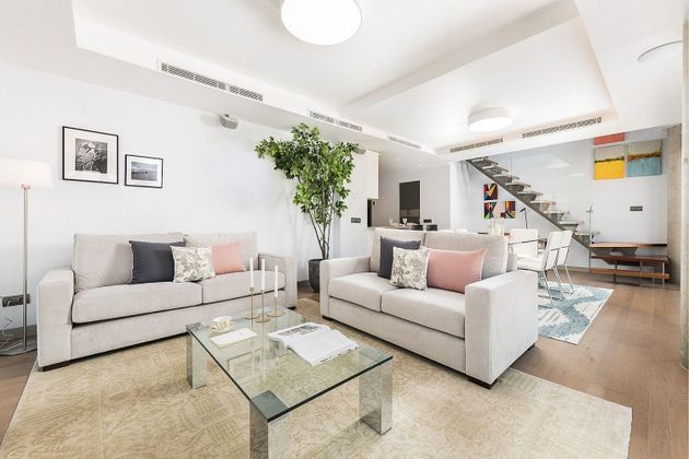 Foto 1 de Àtic en lloguer a calle De Fernando VI de 2 habitacions amb terrassa i mobles