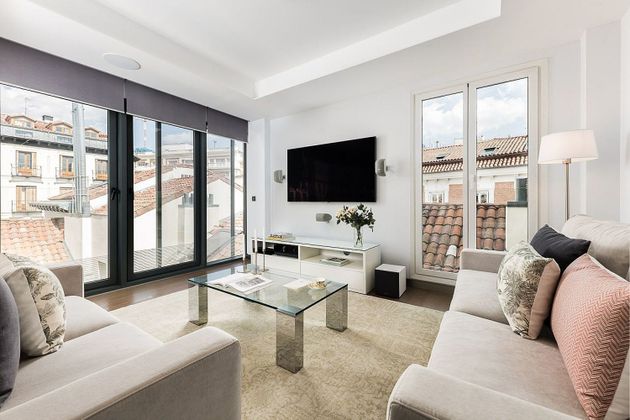 Foto 2 de Àtic en lloguer a calle De Fernando VI de 2 habitacions amb terrassa i mobles