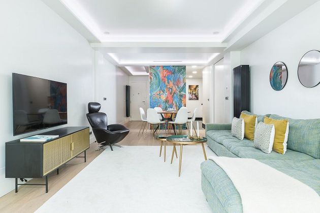 Foto 2 de Alquiler de piso en calle Orense de 4 habitaciones con muebles y aire acondicionado