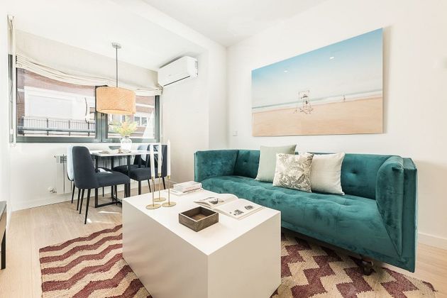 Foto 1 de Alquiler de piso en calle Del General Margallo de 2 habitaciones con muebles y aire acondicionado