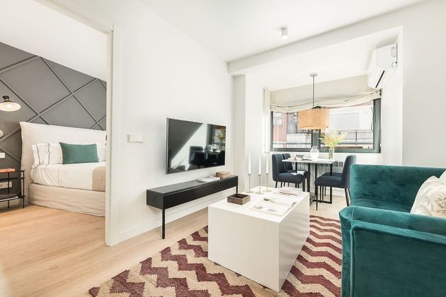 Foto 2 de Alquiler de piso en calle Del General Margallo de 2 habitaciones con muebles y aire acondicionado