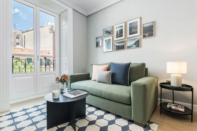 Foto 2 de Pis en lloguer a calle De Santa Engracia de 1 habitació amb terrassa i mobles