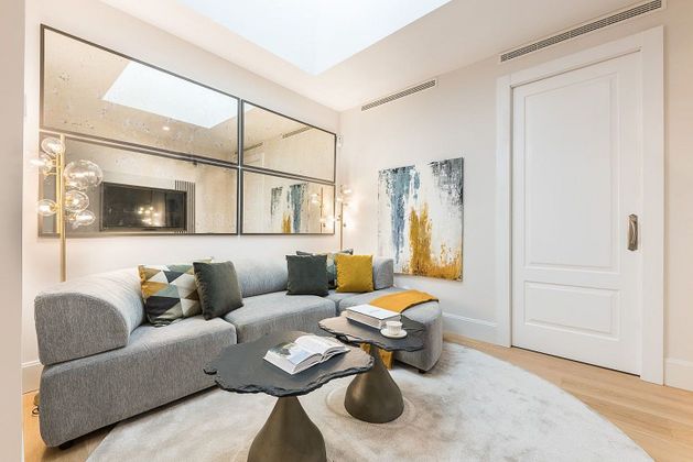 Foto 2 de Ático en alquiler en calle De Barceló de 3 habitaciones con muebles y aire acondicionado