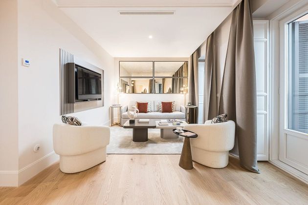 Foto 2 de Piso en alquiler en calle De Barceló de 2 habitaciones con muebles y balcón