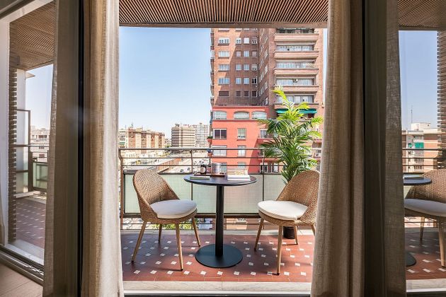 Foto 2 de Alquiler de piso en calle Francisco Silvela de 1 habitación con terraza y muebles