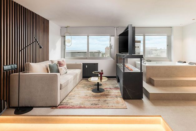 Foto 1 de Alquiler de piso en avenida Del General Perón de 1 habitación con muebles y aire acondicionado