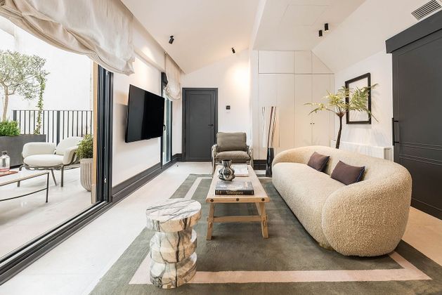 Foto 2 de Àtic en lloguer a calle De Apodaca de 2 habitacions amb terrassa i mobles